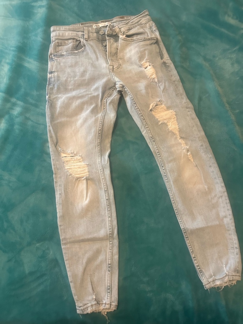 Zara’s Light Gray Skinny Ripped Jeans